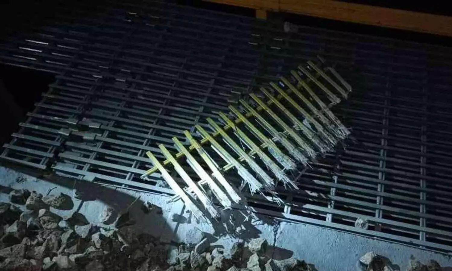 റെയില്‍ പാളത്തിൽ 13 ഗ്രില്ലുകൾ വെച്ചനിലയിൽ; കണ്ടെത്തിയത്​ എൻജിൻ കയറിയിറങ്ങിയശേഷം, പൊലീസ്​ അന്വേഷണം തുടങ്ങി