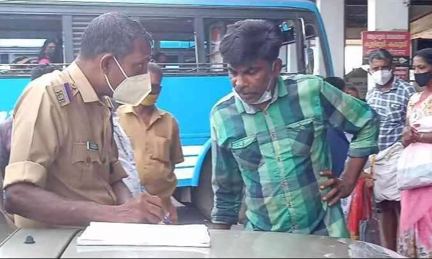 ബസ് സ്റ്റാൻഡിൽ മാല പൊട്ടിക്കാൻ ശ്രമിച്ചയാളെ പിടികൂടി 