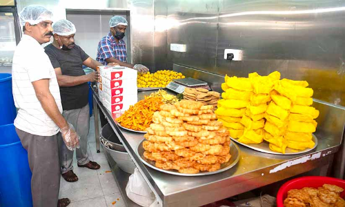 കേ​ക്കി​നും നാ​ട​ൻ പ​ല​ഹാ​ര​ങ്ങ​ൾ​ക്കും ആ​വ​ശ്യ​ക്കാ​ർ ഏ​റെ