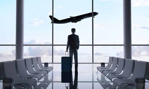 കീ​ശ​കീ​റു​ന്ന വി​മാ​ന​യാ​ത്ര: പ്ര​വാ​സി​ക​ൾ പെ​രു​വ​ഴി​യി​ൽ