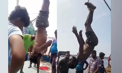 മൊബൈൽ മോഷ്ടിച്ചെന്നാരോപിച്ച് ​മത്സ്യത്തൊഴിലാളിയെ ബോട്ടിൽ തലകീഴായി കെട്ടിത്തൂക്കി മർദിച്ചു