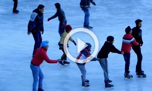 മഞ്ഞിൽ കുളിച്ച് ഷിംല, ഐസ് സ്കേറ്റിങ് ആഘോഷമാക്കി യുവാക്കളും കുട്ടികളും