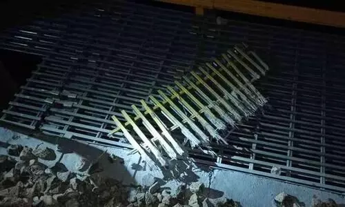 റെയില്‍ പാളത്തിൽ 13 ഗ്രില്ലുകൾ വെച്ചനിലയിൽ; കണ്ടെത്തിയത്​ എൻജിൻ കയറിയിറങ്ങിയശേഷം, പൊലീസ്​ അന്വേഷണം തുടങ്ങി