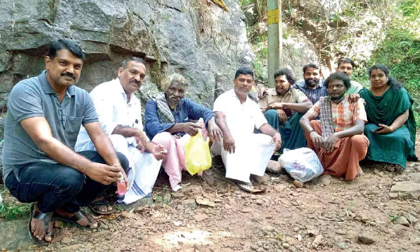 കെട്ടുറപ്പുള്ള വീടിനായി അച്ചനള കോളനിക്കാർ അധികൃതർക്ക് മുമ്പിൽ കെട്ടുറപ്പുള്ള വീടിനായി അച്ചനള കോളനിക്കാർ അധികൃതർക്ക് മുമ്പിൽ