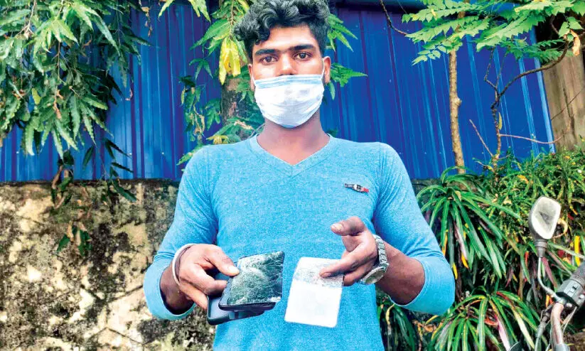 കോ​വി​ഡ് വാ​ക്സി​ന് പാ​രി​തോ​ഷി​കം വേ​ണ​മെ​ന്ന്; ചോ​ദ്യം ചെ​യ്ത അ​ന്ത​ർ​സം​സ്ഥാ​ന തൊ​ഴി​ലാ​ളി​ക്ക് മ​ർ​ദ​നം