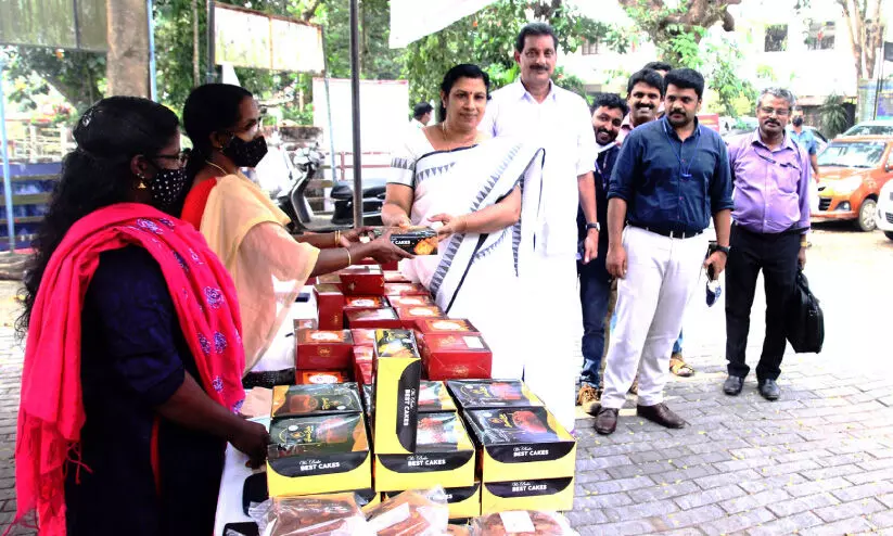 രുചിയൂറും കേക്കുകളുമായി കുടുംബശ്രീ രുചിയൂറും കേക്കുകളുമായി കുടുംബശ്രീ