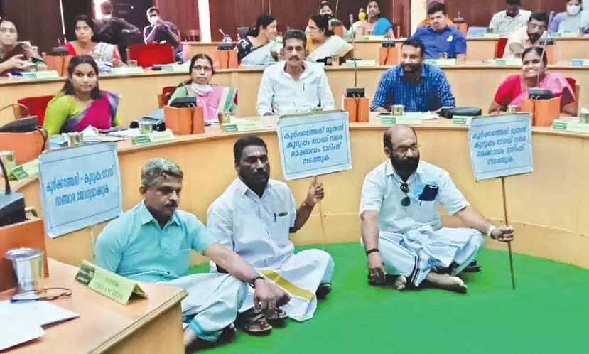 തൃ​ശൂ​ർ മേ​യ​ർ​ക്കെ​തി​രെ അ​ഴി​മ​തി​ ആ​രോ​പ​ണ​വു​മാ​യി പ്ര​തി​പ​ക്ഷം