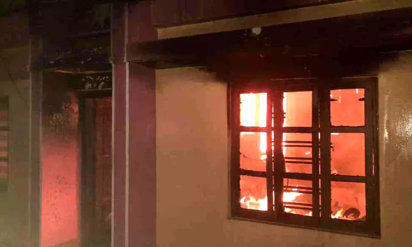 നിലവിളക്കിലെ തിരിയിൽ പൂച്ച കളിച്ചു; വീടിന് തീപിടിച്ചു നിലവിളക്കിലെ തിരിയിൽ പൂച്ച കളിച്ചു; വീടിന് തീപിടിച്ചു