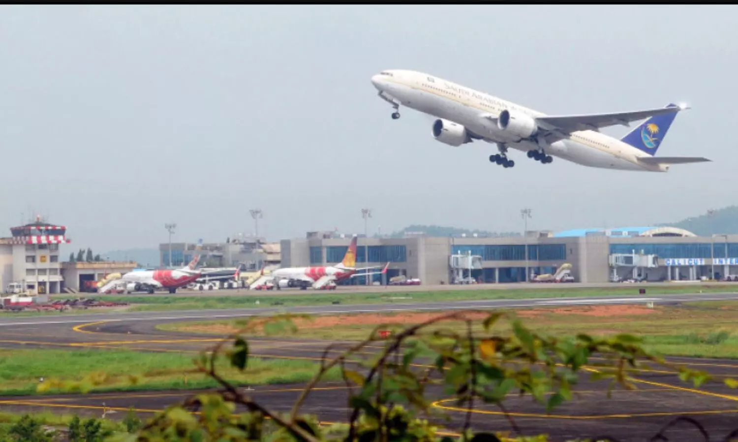 കരിപ്പൂരിൽ റൺവേ നീളം കുറക്കാൻ നീക്കം; ന​ട​പ​ടി റി​സ നീ​ളം വ​ർ​ധി​പ്പി​ക്കാ​ൻ എ​ന്ന പേ​രി​ൽ