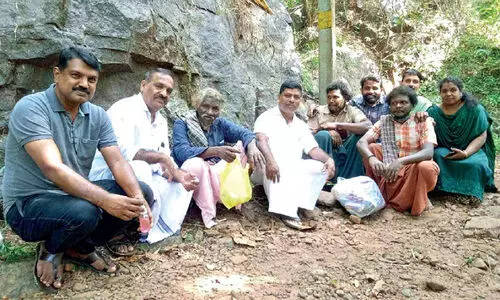 കെ​ട്ടു​റ​പ്പു​ള്ള വീ​ടി​നാ​യി അ​ച്ച​ന​ള കോ​ള​നി​ക്കാ​ർ അ​ധി​കൃ​ത​ർ​ക്ക്​ മു​മ്പി​ൽ