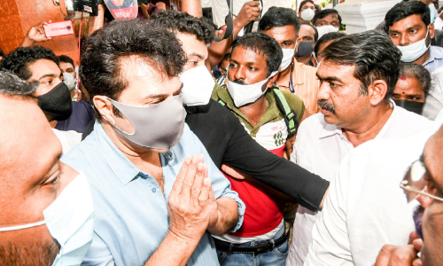 പി.​ടി. തോ​മ​സി​ന് അന്തിമോപചാരമർപ്പിക്കാൻ മൂവാറ്റുപുഴയിലെത്തിയത് വൻ ജനാവലി