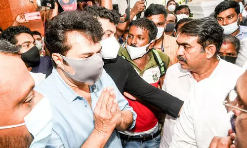 പി.​ടി. തോ​മ​സി​ന് അന്തിമോപചാരമർപ്പിക്കാൻ മൂവാറ്റുപുഴയിലെത്തിയത് വൻ ജനാവലി