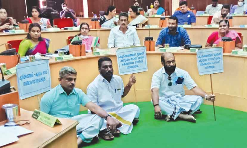 തൃ​ശൂ​ർ മേ​യ​ർ​ക്കെ​തി​രെ അ​ഴി​മ​തി​ ആ​രോ​പ​ണ​വു​മാ​യി പ്ര​തി​പ​ക്ഷം