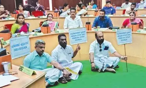 തൃ​ശൂ​ർ മേ​യ​ർ​ക്കെ​തി​രെ അ​ഴി​മ​തി​ ആ​രോ​പ​ണ​വു​മാ​യി പ്ര​തി​പ​ക്ഷം