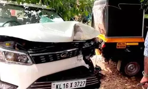 കോ​ള​ജി​ല്‍ ക്രി​സ്മ​സ് ആഘോഷത്തിനിടെ കാർ ഇടിച്ച് വിദ്യാർഥിനിക്ക് പരിക്ക്