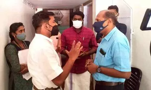 തെറ്റായ കോവിഡ്​ റിസൽട്ടിൽ വി​മാ​ന ടി​ക്ക​റ്റെടുത്ത യുവാവിന് 85000 രൂപ നഷ്ടം; ലാബ് പൂട്ടിച്ചു