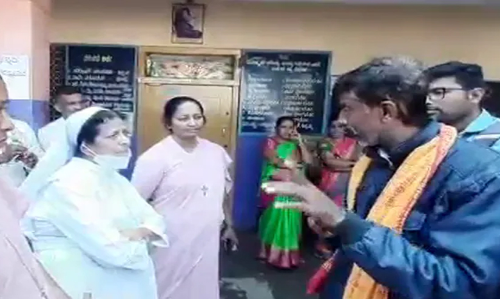 കർണാടകയിൽ സ്കൂളിൽ ക്രിസ്മസ് ആഘോഷം തടസ്സപ്പെടുത്തി ഹിന്ദുത്വ പ്രവർത്തകർ; അധികൃതർക്ക് ഭീഷണി