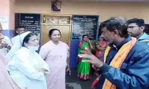 കർണാടകയിൽ സ്കൂളിൽ ക്രിസ്മസ് ആഘോഷം തടസ്സപ്പെടുത്തി ഹിന്ദുത്വ പ്രവർത്തകർ; അധികൃതർക്ക് ഭീഷണി