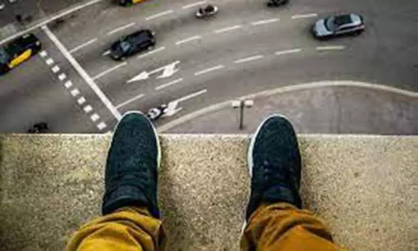 മൂന്നാം നിലയിൽ നിന്ന് ചാടിയ ബംഗ്ലാദേശ് സ്വദേശി ഗുരുതരാവസ്ഥയിൽ മൂന്നാം നിലയിൽ നിന്ന് ചാടിയ ബംഗ്ലാദേശ് സ്വദേശി ഗുരുതരാവസ്ഥയിൽ