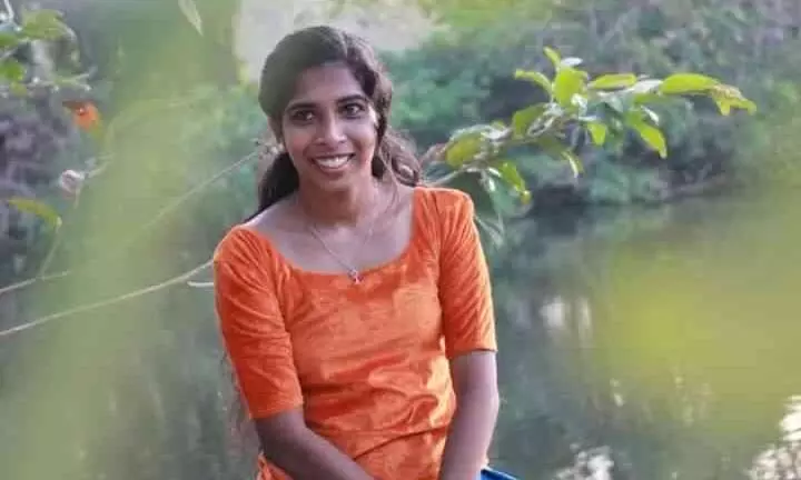 യുവതി വാഹനാപകടത്തിൽ മരിച്ചു യുവതി വാഹനാപകടത്തിൽ മരിച്ചു