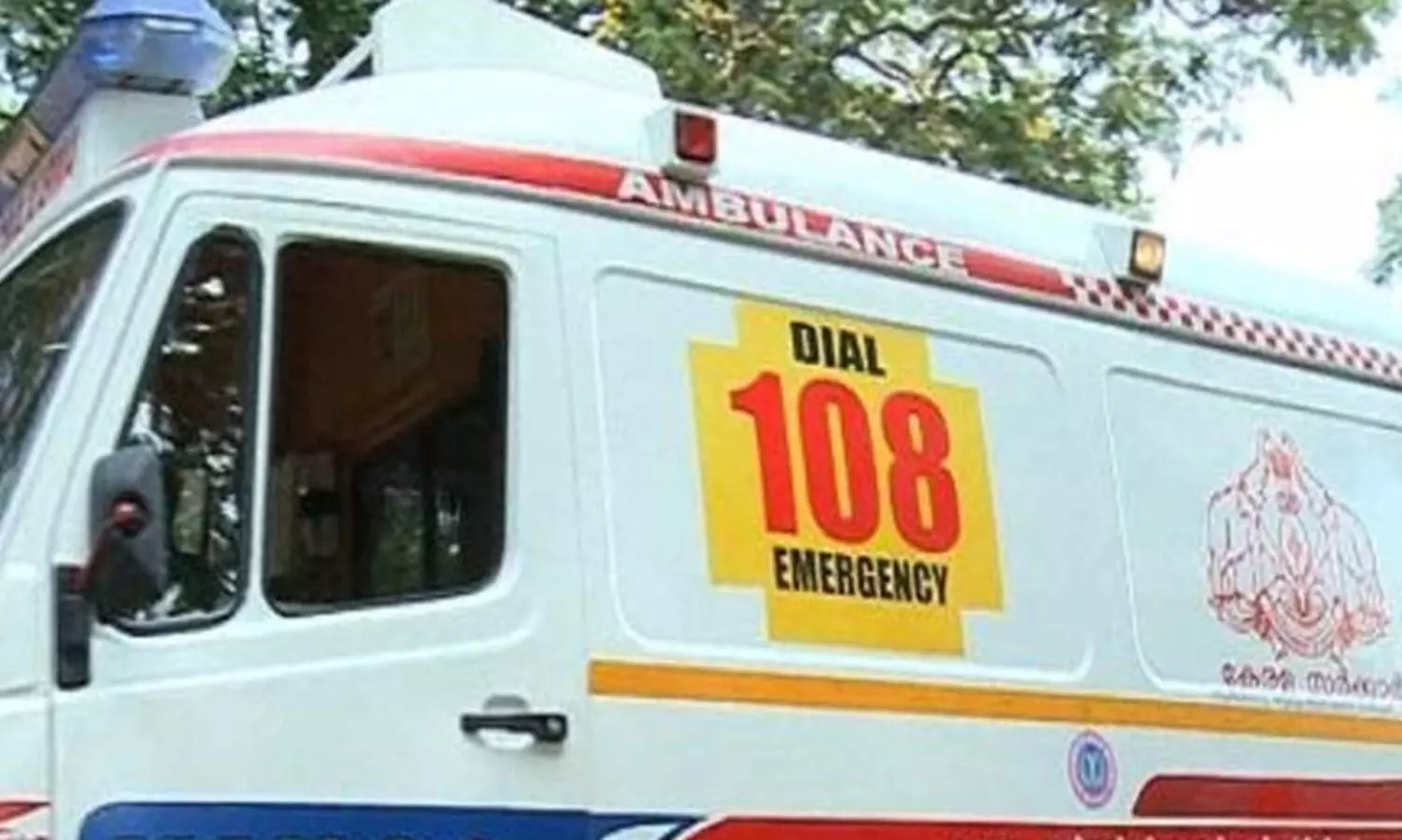 ആശുപത്രിയിലേക്കുള്ള യാത്രാമധ്യേ യുവതി ആംബുലന്‍സില്‍ പ്രസവിച്ചു