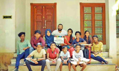 നാട്ടിലെ കുട്ടികളെ വെള്ളിത്തിരയിൽ അഭിമാനത്തോടെ കണ്ട് നാട്ടുകാർ നാട്ടിലെ കുട്ടികളെ വെള്ളിത്തിരയിൽ അഭിമാനത്തോടെ കണ്ട് നാട്ടുകാർ