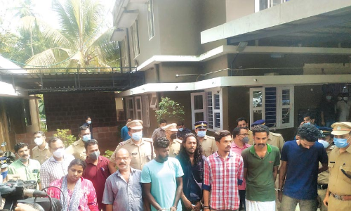 പ്ര​ണ​യ വി​വാ​ഹ​ത്തി​ന്​ ക്വ​ട്ടേ​ഷ​ൻ ന​ൽ​കി​യ കേ​സ്​; ചേ​വാ​യൂ​ർ പൊ​ലീ​സ്​ സ്​​റ്റേ​ഷ​ൻ മു​റ്റ​ത്ത്​ നാ​ട​കീ​യ സം​ഭ​വ​ങ്ങ​ൾ