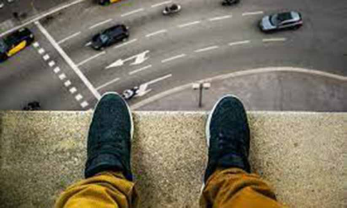 മൂന്നാം നിലയിൽ നിന്ന് ചാടിയ ബംഗ്ലാദേശ് സ്വദേശി ഗുരുതരാവസ്ഥയിൽ