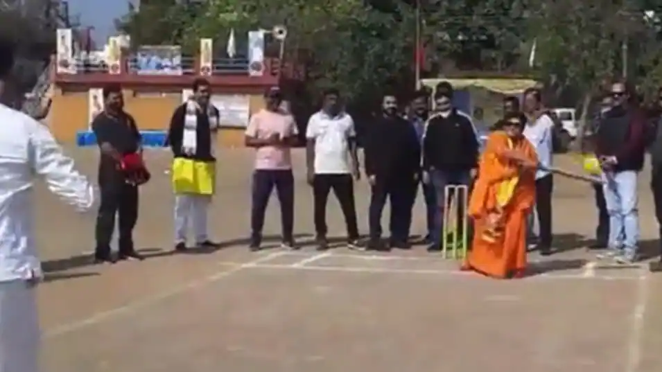 ആരോഗ്യപ്രശ്നങ്ങൾ ചൂണ്ടിക്കാട്ടി കോടതിയിൽ ഹാജരാകാത്ത പ്രജ്ഞ ക്രിക്കറ്റ് കളിക്കുന്ന വിഡിയോ പുറത്ത് ആരോഗ്യപ്രശ്നങ്ങൾ ചൂണ്ടിക്കാട്ടി കോടതിയിൽ ഹാജരാകാത്ത പ്രജ്ഞ ക്രിക്കറ്റ് കളിക്കുന്ന വിഡിയോ പുറത്ത്