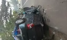 കാർ തലകീഴായി മറിഞ്ഞു കാർ തലകീഴായി മറിഞ്ഞു