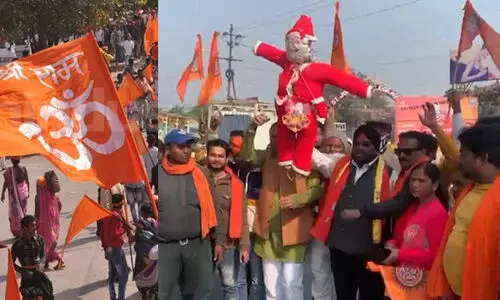 യു.പിയിൽ ക്രിസ്മസിനിടെ തീവ്ര ഹിന്ദുത്വസംഘം സാന്താ ക്ലോസിന്‍റെ കോലം കത്തിച്ചു; മതപരിവർത്തനത്തിനുള്ള തന്ത്രമാണ് ആഘോഷമെന്ന്​ ​ആരോപണം