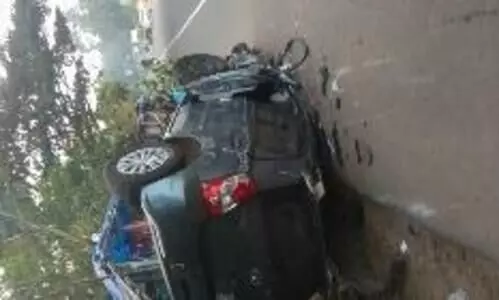 കാർ തലകീഴായി മറിഞ്ഞു കാർ തലകീഴായി മറിഞ്ഞു