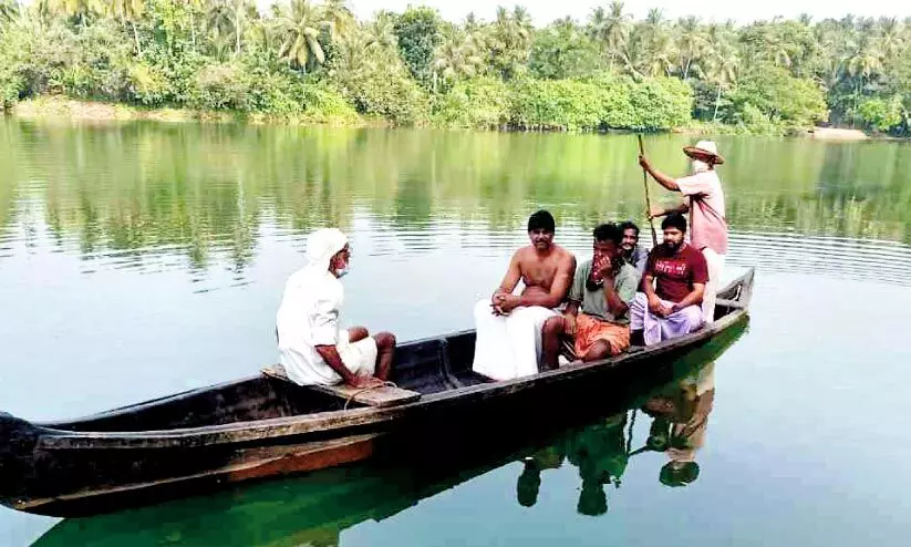21 മാസമായി ഹംസ തുഴ എറിയുന്നു; കടത്ത് കൂലി പോലുമില്ലാതെ 21 മാസമായി ഹംസ തുഴ എറിയുന്നു; കടത്ത് കൂലി പോലുമില്ലാതെ