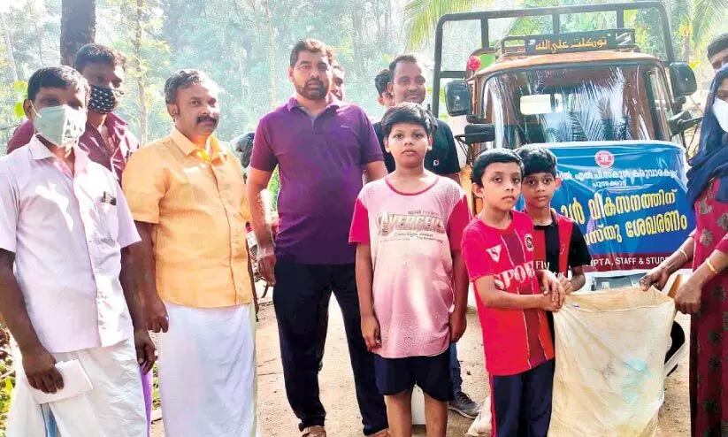 സ്കൂൾ ബസ് ഫണ്ടിന് പാഴ്​വസ്​തു ശേഖരിച്ച് പി.ടി.എ