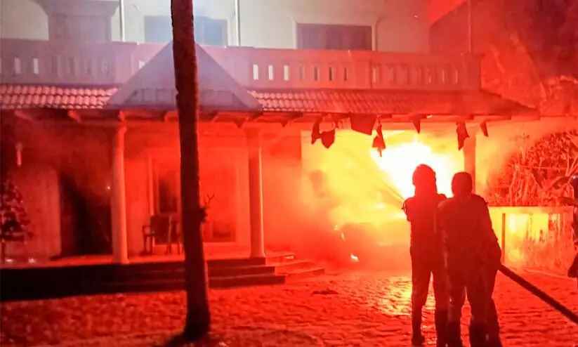 വീടിന്​ തീപിടിച്ചു: പോർച്ചിൽ സൂക്ഷിച്ച ​ബുള്ളറ്റും ഭൂവസ്​ത്രവും കത്തി