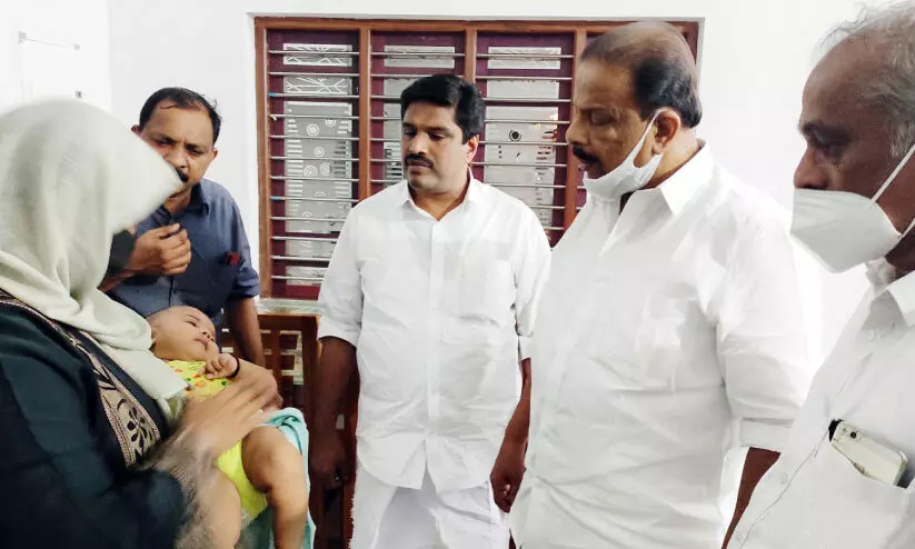 എ​സ്.​എം.​എ ബാ​ധി​ച്ച ആമിന ഇഫ്‌റത്തിനെ കാണാൻ കെ. സുധാകരൻ എം.പി എത്തി