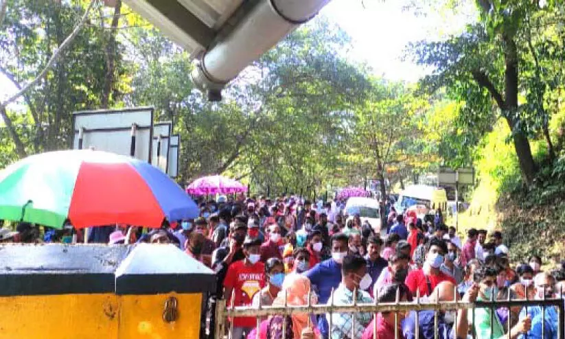 ആഘോഷമാക്കി അവധിദിനം; ഇടുക്കിയിലേക്ക് സഞ്ചാരികളുടെ ഒഴുക്ക് ആഘോഷമാക്കി അവധിദിനം; ഇടുക്കിയിലേക്ക് സഞ്ചാരികളുടെ ഒഴുക്ക്