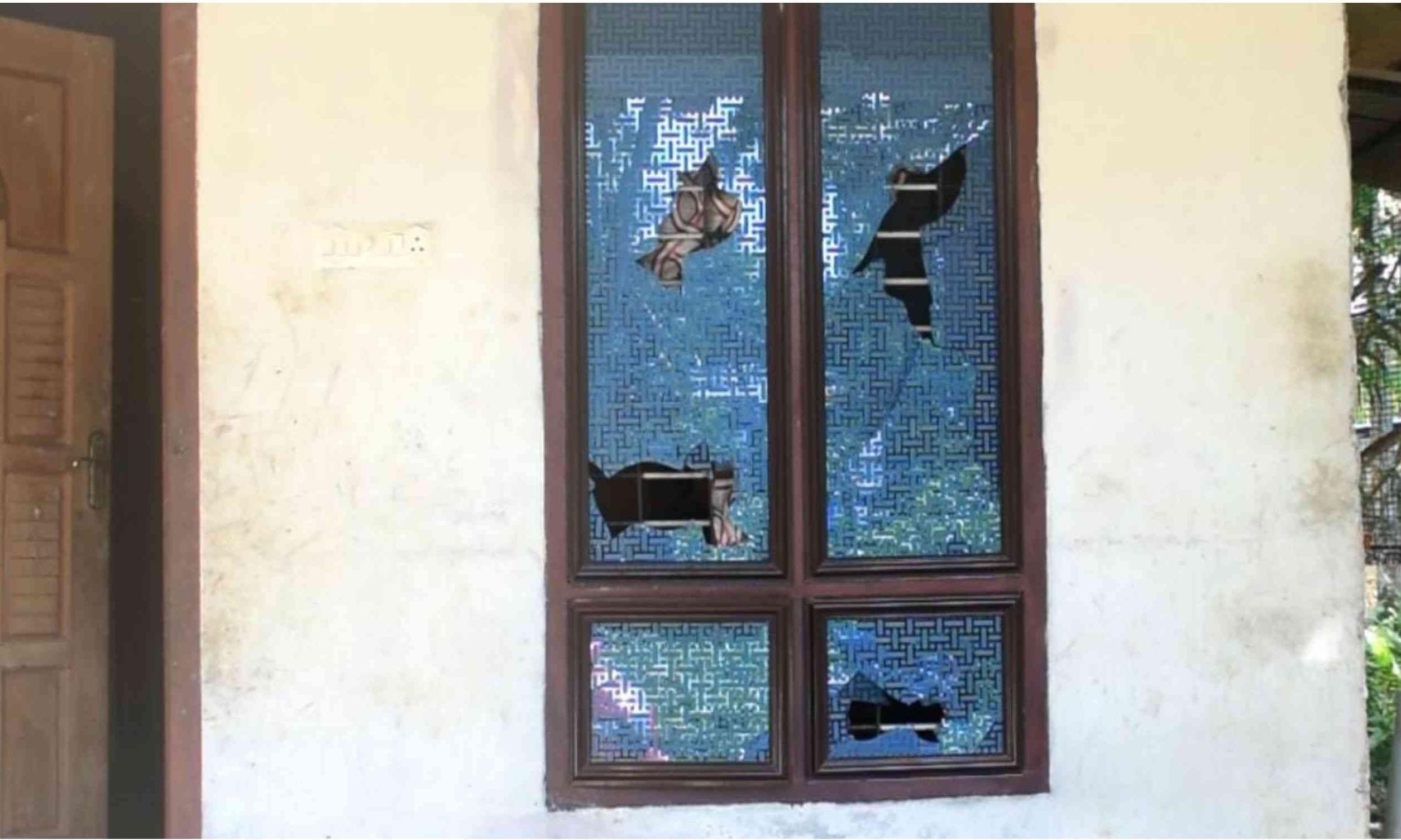 കണിയാപുരത്ത് മദ്യപസംഘത്തിന്റെ അഴിഞ്ഞാട്ടം; യുവാവിന്റെ തല അടിച്ചുപൊട്ടിച്ചു, മൂന്ന് വീടുകൾ തകർത്തു കണിയാപുരത്ത് മദ്യപസംഘത്തിന്റെ അഴിഞ്ഞാട്ടം; യുവാവിന്റെ തല അടിച്ചുപൊട്ടിച്ചു, മൂന്ന് വീടുകൾ തകർത്തു