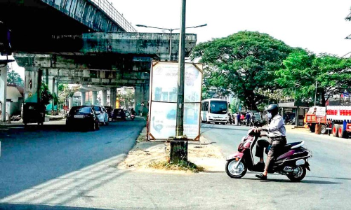 ബോർഡുകൾ ഗതാഗതതടസ്സം തീർക്കുന്നു