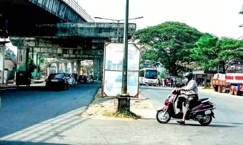 ബോർഡുകൾ ഗതാഗതതടസ്സം തീർക്കുന്നു