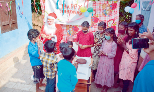 ന​ക്ഷ​ത്ര​ത്തി​ള​ക്ക​ത്തി​ൽ ക്രി​സ്​​മ​സ് ആ​ഘോ​ഷം