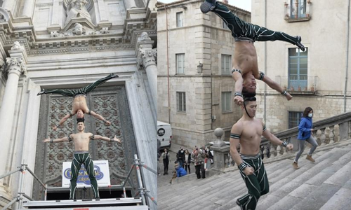 Vietnamese man climbs 100 stairs in 53 seconds with brother balanced on head