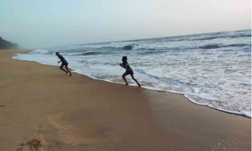 അപകടങ്ങൾ തുടർക്കഥയായിട്ടും കടലിനരികിലെ കാൽപന്തുകളി വ്യാപകം