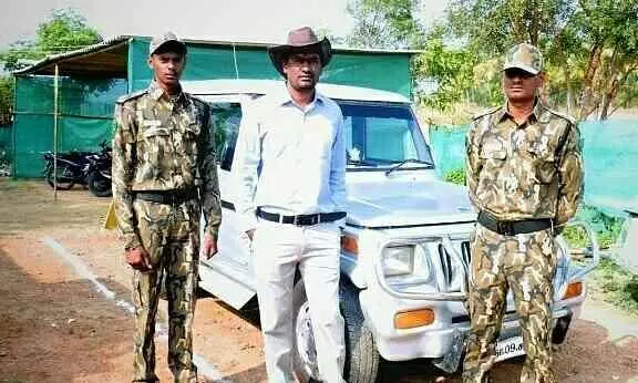 ഹെലിപാഡ് നിർമിക്കാൻ പണം ആവശ്യപ്പെട്ട് ഭാര്യയെ മർദിച്ച വനം വേധാവി പിടിയിൽ ഹെലിപാഡ് നിർമിക്കാൻ പണം ആവശ്യപ്പെട്ട് ഭാര്യയെ മർദിച്ച വനം വേധാവി പിടിയിൽ