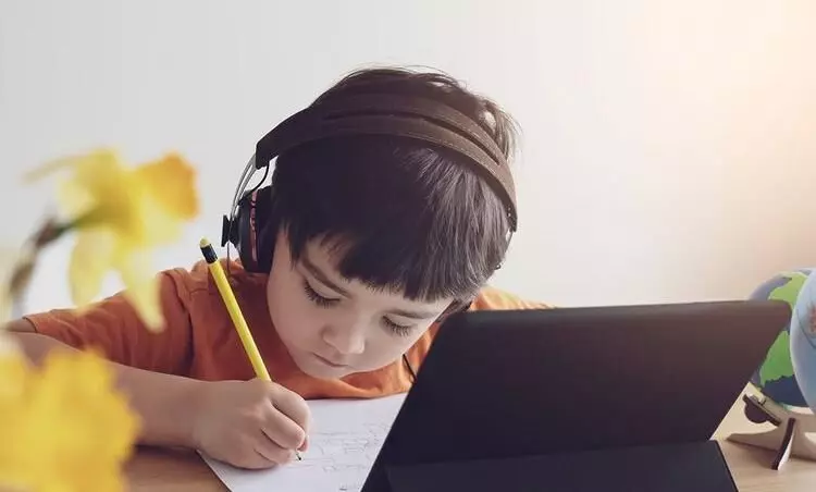 അബൂദബിയിൽ കുട്ടികൾക്ക് രണ്ടാഴ്ച ഓൺലൈൻ പഠനം അബൂദബിയിൽ കുട്ടികൾക്ക് രണ്ടാഴ്ച ഓൺലൈൻ പഠനം