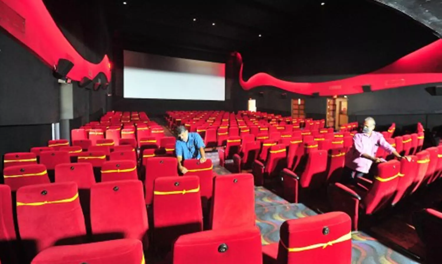 തിയറ്ററുകളിൽ മുഴുവൻ സീറ്റുകളിലും പ്രവേശനം, പൊതുപരിപാടികൾക്ക് 1500 പേർ; കോവിഡ് നിയന്ത്രണങ്ങളിൽ ഇളവ്