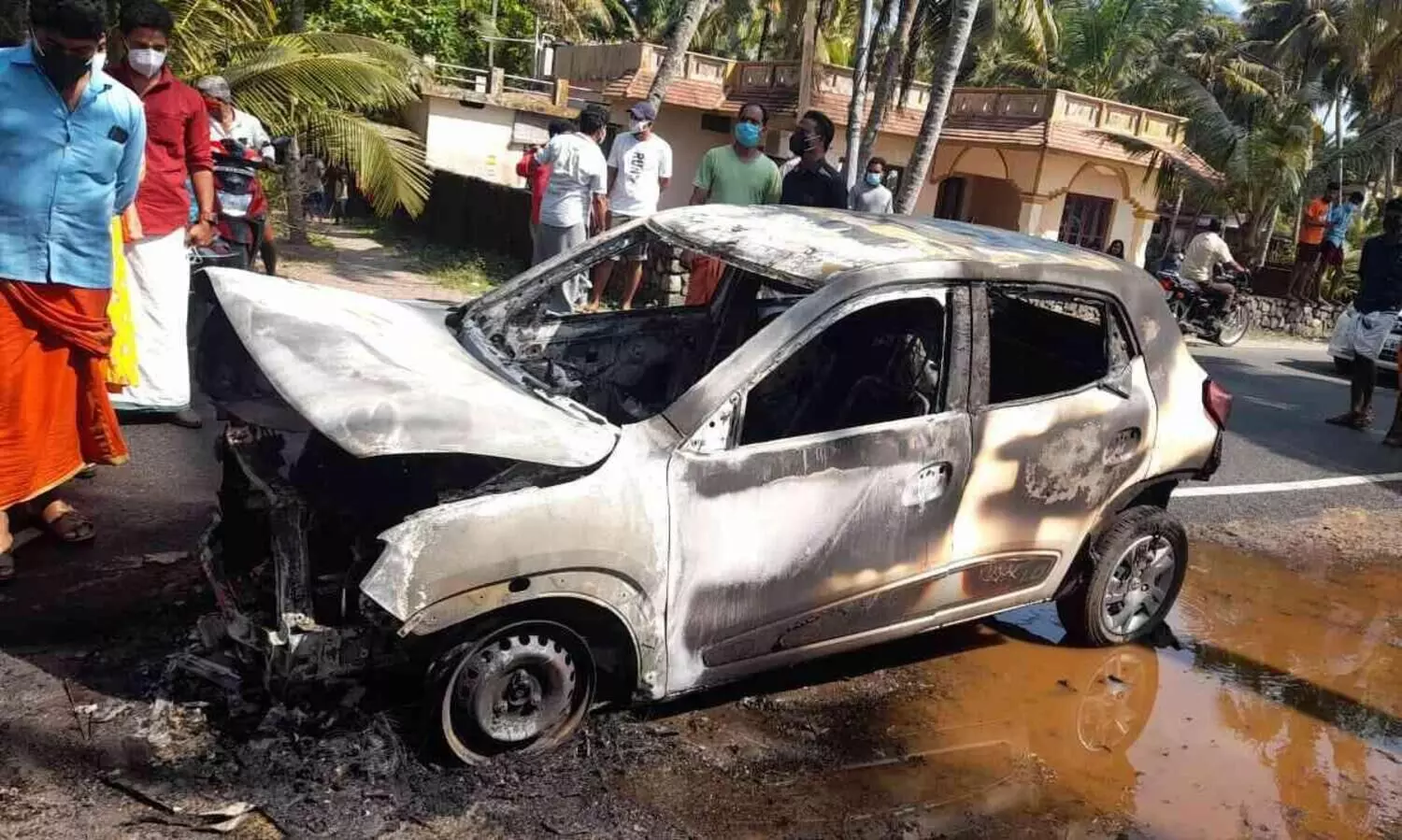 ഓടികൊണ്ടിരുന്ന കാറിന് തീപിടിച്ചു