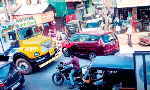അ​ഴി​യാ​തെ മ​ങ്ക​ട​യി​ലെ ഗ​താ​ഗ​ത​ക്കു​രു​ക്ക്