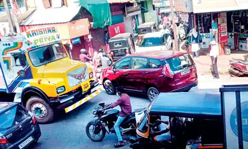 അ​ഴി​യാ​തെ മ​ങ്ക​ട​യി​ലെ ഗ​താ​ഗ​ത​ക്കു​രു​ക്ക്