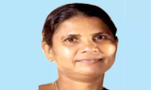 മി​നി ലോ​റി​യി​ടി​ച്ച് വീ​ട്ട​മ്മ മ​രി​ച്ചു